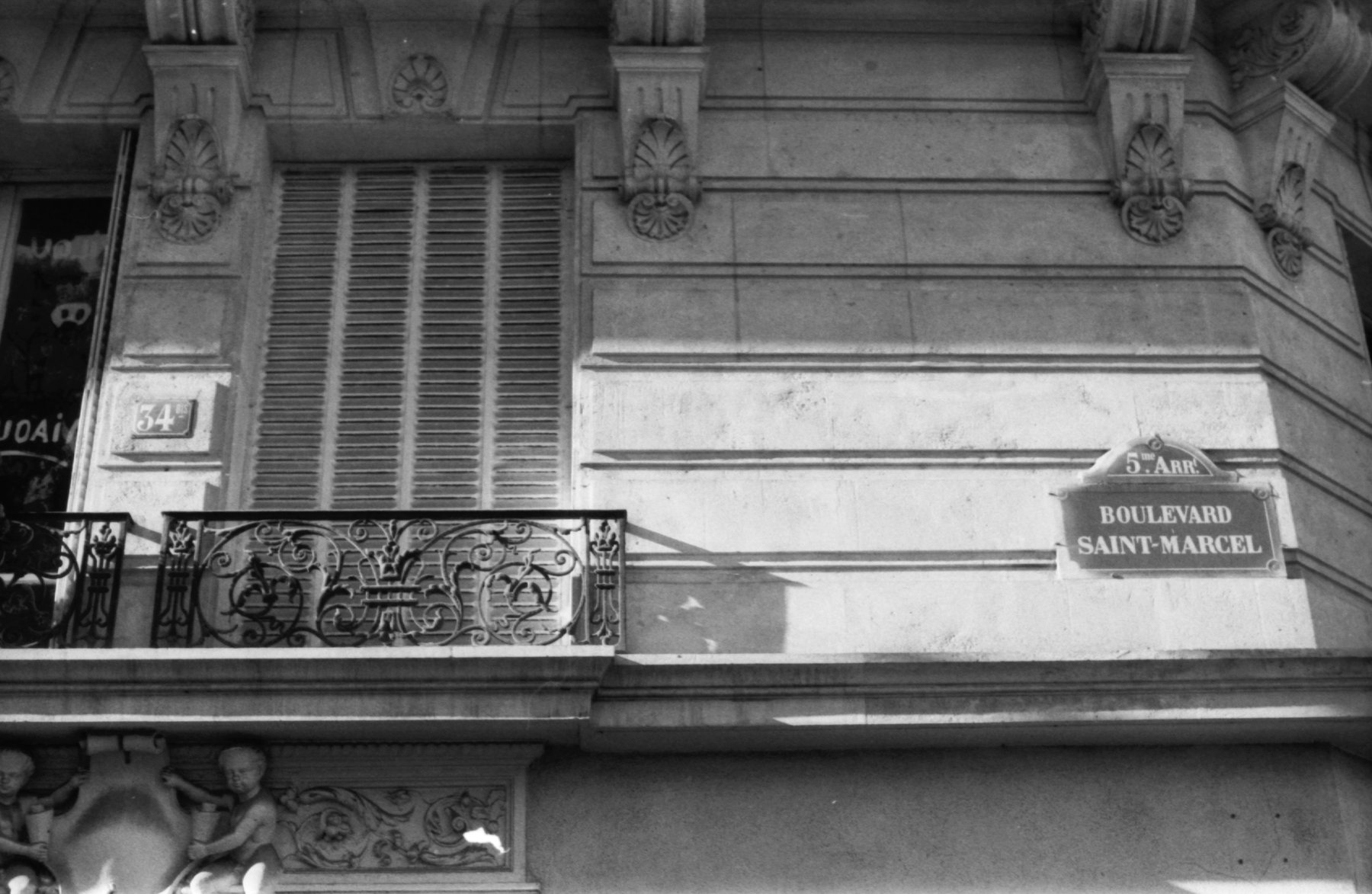 34 bis Bv Saint-Marcel — façade sign